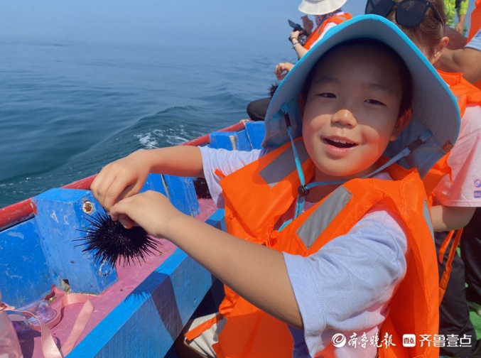 壹粉們一早乘船體驗海上捕撈直呼：又鮮又肥，生吃海膽太帶勁了